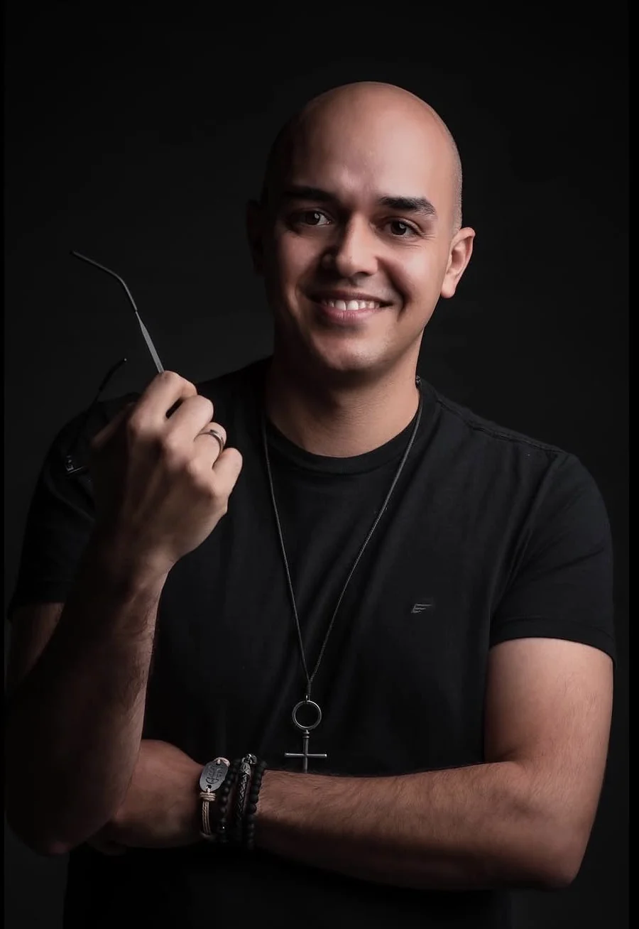 Retrato de Fernando Ramos, fundador e diretor criativo da ORVIA
